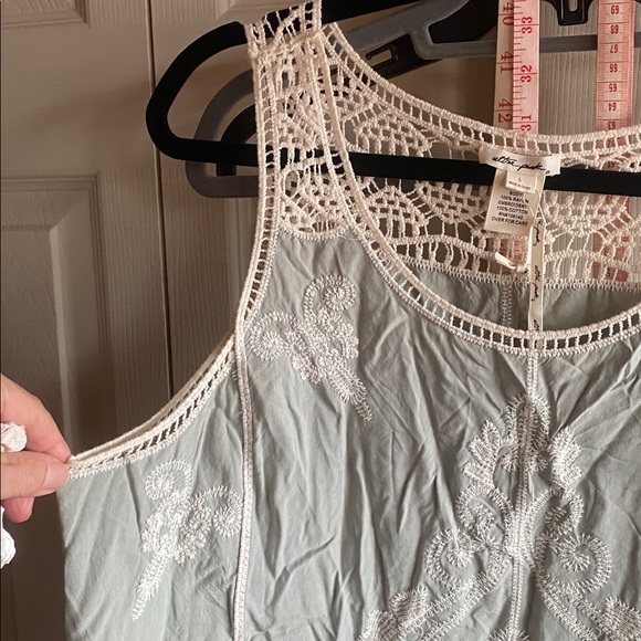 Ultra Pink NWT Soft Green & Cream Crochet Scoop Neck 100% Rayon Blouse Large - Picture 6 of 11